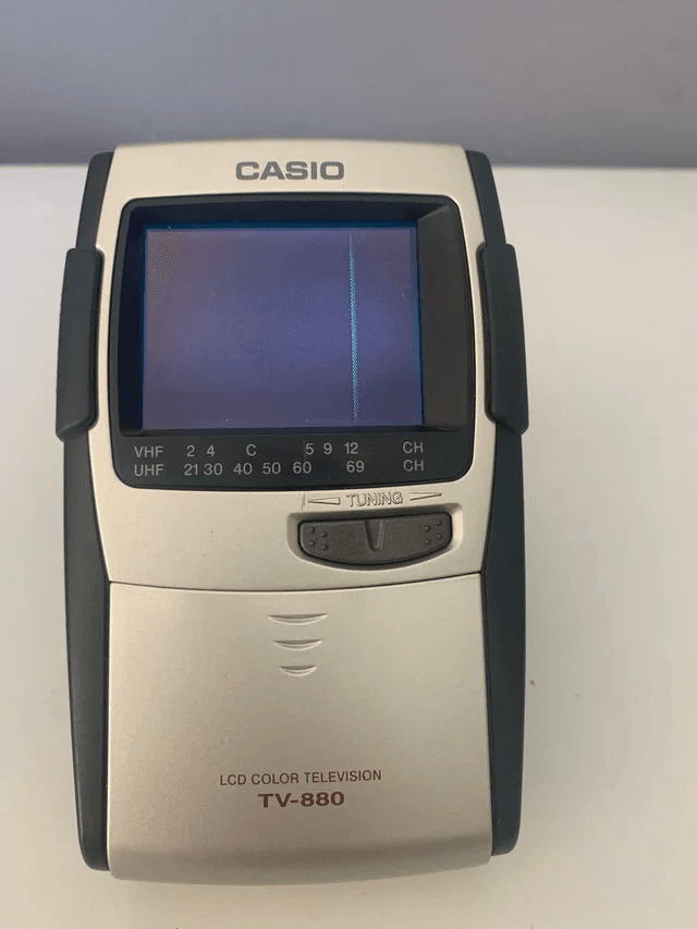 Casio TV-880 LCD Color Television - la TV portatile usata da Paolo Chow nel 1999 per guardare Dragon Ball in autobus
