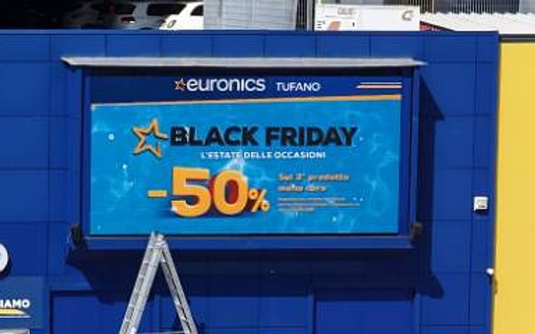 Ledwall da esterno sulla facciata di Euronics Tufano, acceso e leggibile in pieno sole