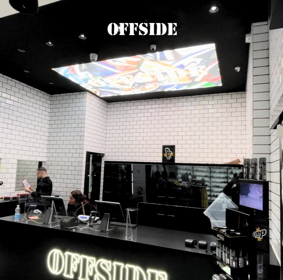 Controsoffitto teso retroilluminato sopra il banco del negozio Offside di Giugliano, installato da VEROLED