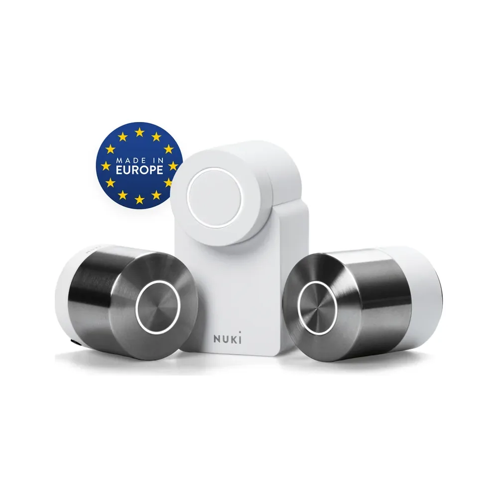 Nuki Smart Lock Go bianca tra due Smart Lock in acciaio inox, con il bollino Made in Europe