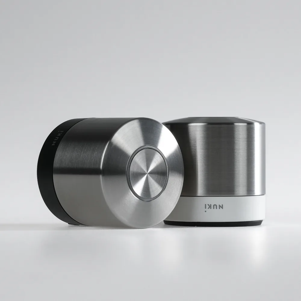 Due Nuki Smart Lock Ultra affiancate, con anello nero e con anello bianco