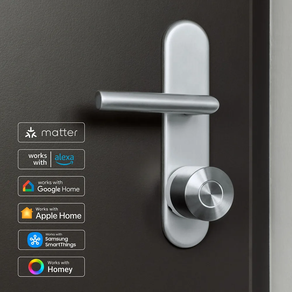 Nuki Smart Lock Ultra montata su una porta, con i loghi delle piattaforme compatibili: Matter, Alexa, Google Home, Apple Home, SmartThings e Homey