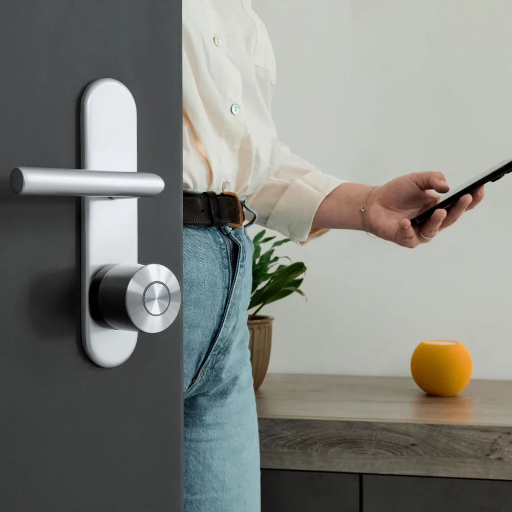 Persona che apre la porta con lo smartphone accanto alla Smart Lock Ultra