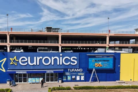 Ledwall da esterno acceso sulla facciata del punto vendita Euronics Tufano a Marcianise, ripreso in pieno sole
