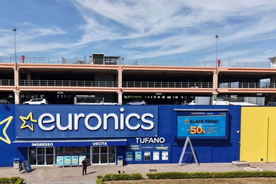 Ledwall da esterno acceso sulla facciata del punto vendita Euronics Tufano a Marcianise, ripreso in pieno sole