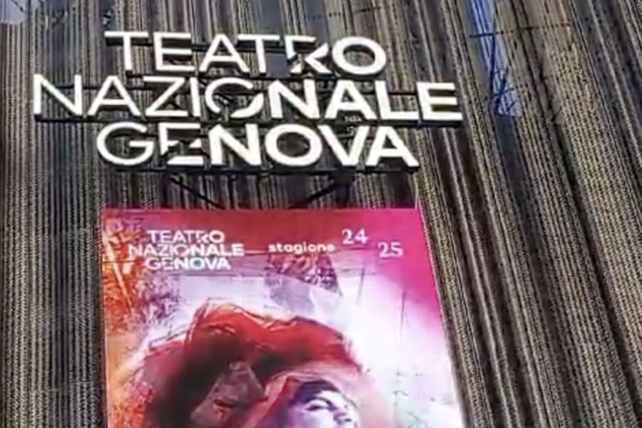 Ledwall verticale acceso sulla facciata del Teatro Nazionale di Genova, sotto l'insegna del teatro