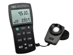 TES-1339R — Luxmetro professionale con datalogger